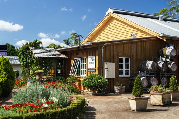 第三站:鹰高艺术小镇。这里有很多艺术家和文化爱好者,他们在这里创作、展示和分享自己的作品。这个小镇的建筑也非常有特色,有很多古老的建筑和街道,让你仿佛穿越到了过去的时空。