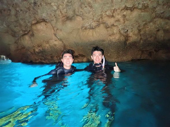 一探青洞神秘的藍光,並留下美麗的合影