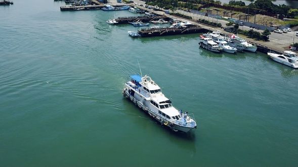 登船地點在宜蘭頭城的烏石港,周邊有蘭陽博物館、北堤沙灘、頭城老街(市區)、廣場飯店等