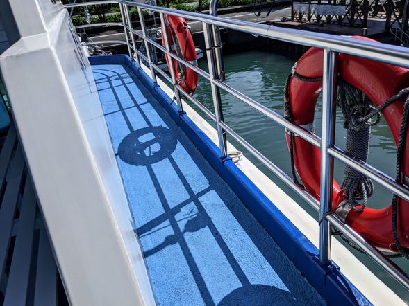 船上附有國家安全標準救生衣、救生圈以及簡易醫療器材,安全有保障!