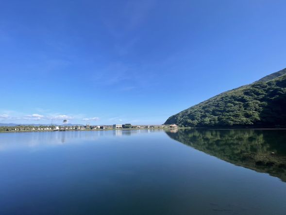 登島行程主要是環繞島上的『龜尾湖』一周,途中經過早期的住宅區、龜山國小,依山傍海的風景美不勝收