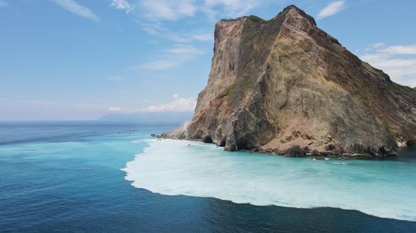 坐船繞行島嶼時,時常看到大量的硫磺泉(牛奶海)冒出水面,跟一般海水顏色形成強烈的對比