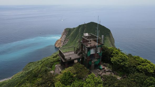 龜山島上熱門的401高地攻頂體驗,須爬上1706台階才能抵達,更是每日限額180人。 (僅限B方案)