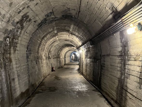 登島行程的另一大亮點是參觀早期建成的軍事戰備坑道,總共有八個大小不一的碉堡,目前開放90高砲陣地供遊客體驗參觀