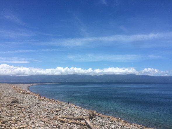 龜尾位在龜山島的西端,是天然石頭所組成的石礫灘。因為常受風向和潮流的影響,尾端會隨著季風而南北向移動,活似真的烏龜
