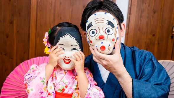 当店は『国際通り』から徒歩2分の立地にあります。小さいお子様も歓迎です。ご来店をお待ちしております :)