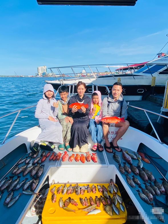 Sharing the Results: On the way back, everyone shares today’s catch and joy, exchanging fun fishing stories.