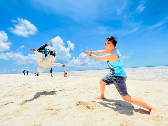 Stroll leisurely along the island's coastline, feel the tranquility of nature, and take photos to capture beautiful memories.