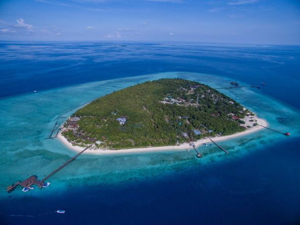 Morning: Depart by speedboat and arrive at Pom Pom Island
Surrounded by pristine white sand beaches and emerald waters, this island welcomes you with breathtaking natural beauty from the very beginning.