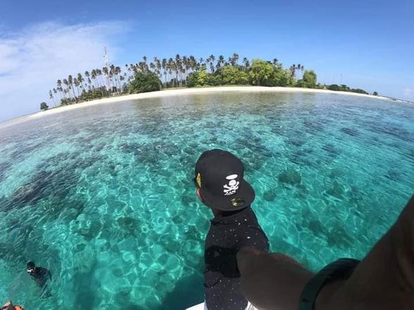 Continue to Sibuan Island, widely regarded as one of the most beautiful islands in Semporna.