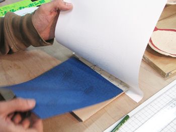 図案とタイルの間にカーボン紙を敷き 紙が動かないようにテープで固定します。