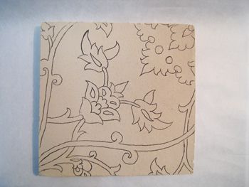 カーボンや鉛筆等の線は焼成した時に消えます