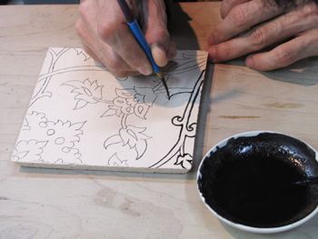 トレースした線の上からマンガンで骨描きしていきます