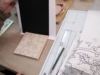 素焼きした陶板の上に書き写しが完成