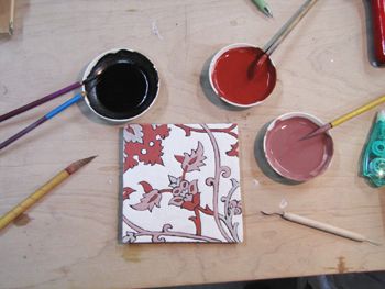 釉薬を筆で色分けして塗っていきます