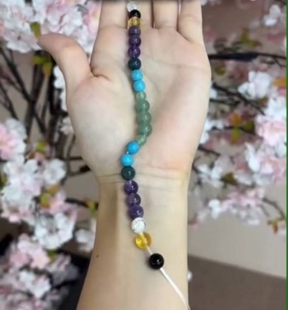 繋げてブレスレットにしていきます