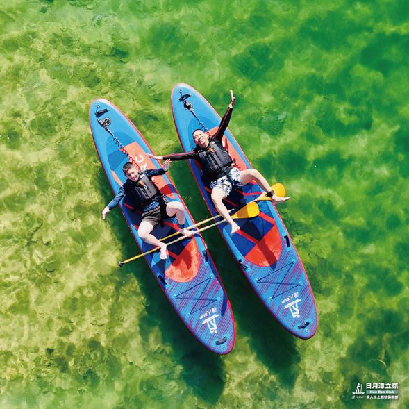 享受躺在日月潭水面的愜意氛圍