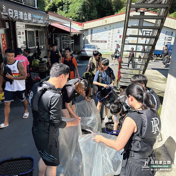 集合處報到,SUP設備教學和救生衣著裝。