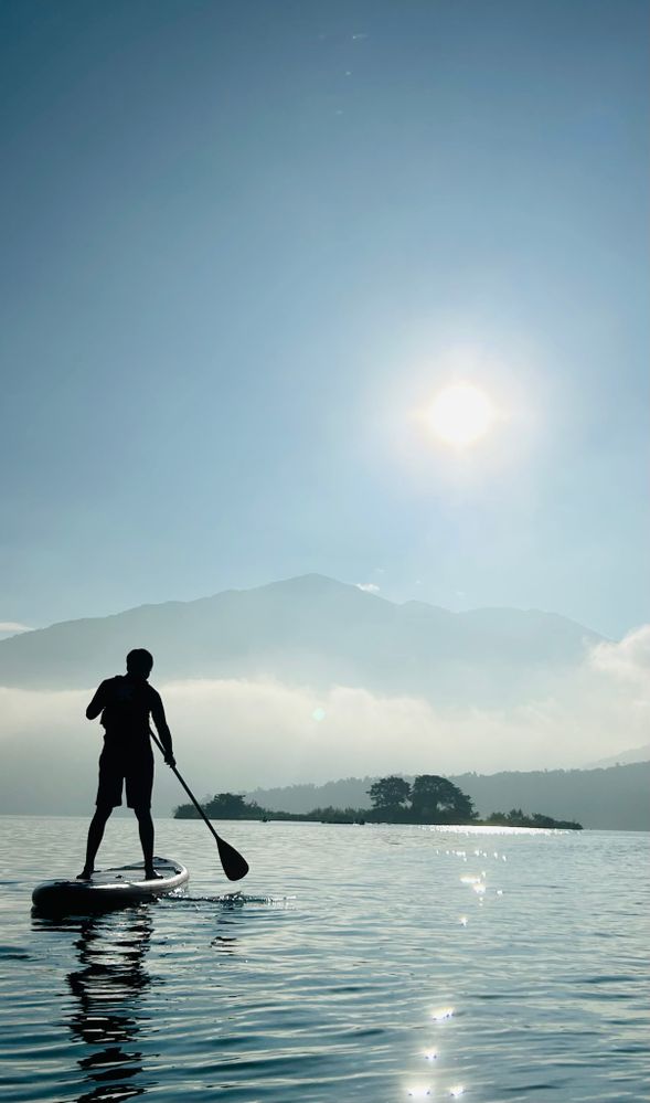 下水自由划行,沿途欣賞美景,教練隨行拍攝。