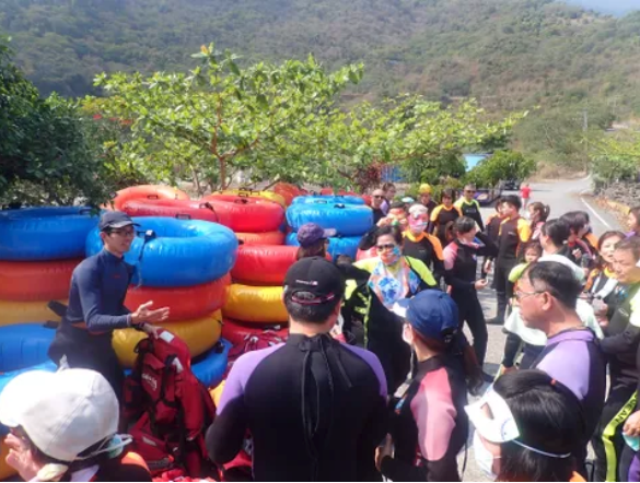 開始換裝與行前安全解說