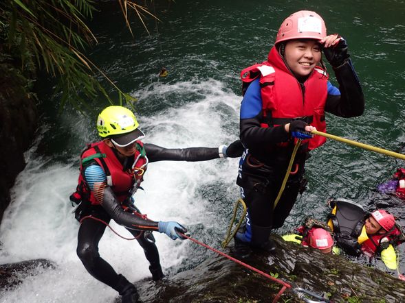 下溪谷(困難地形都有教練協助)攀瀑、滑瀑、跳水、深潭泳渡