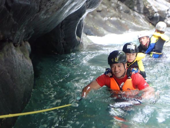 下溪谷(困難地形都有教練協助)攀瀑、滑瀑、跳水、深潭泳渡
