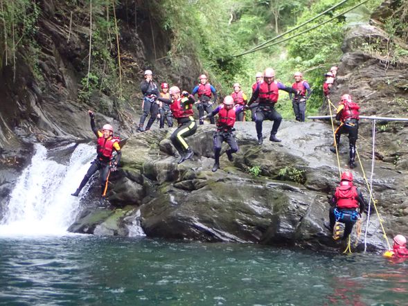 抵達黛娥娜神池(瘋狂跳水吧!!)