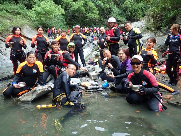 享用中餐(獨家蔬菜火鍋麵)