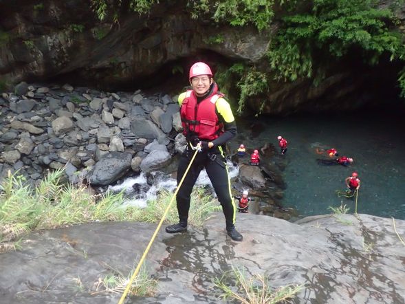 13:30回溯(垂降下深潭),抵達起溯點約15:00~16:00
