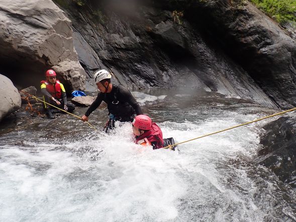 下溪谷(困難地形都有教練協助)攀瀑、滑瀑、跳水、深潭泳渡