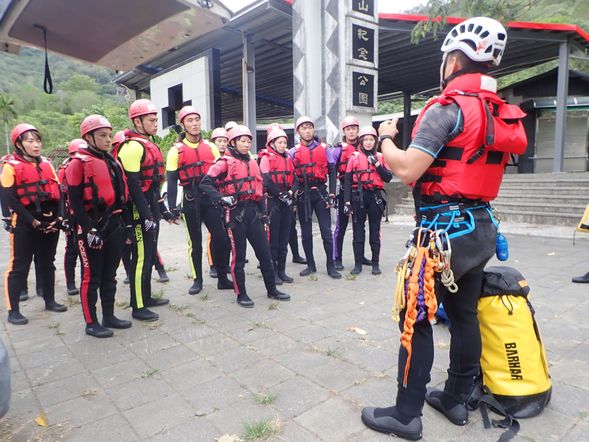 穿著裝備、裝備使用教學與行前安全解說