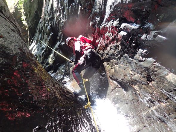 下溪谷(困難地形都有教練協助)相互幫助攀瀑、滑水、深潭泳渡