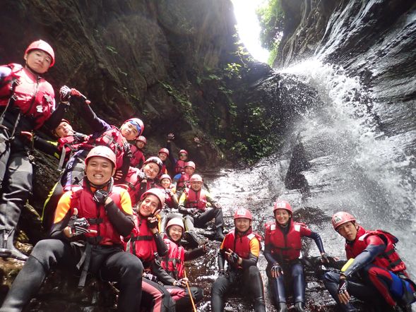 上溯至終點一線天瀑布