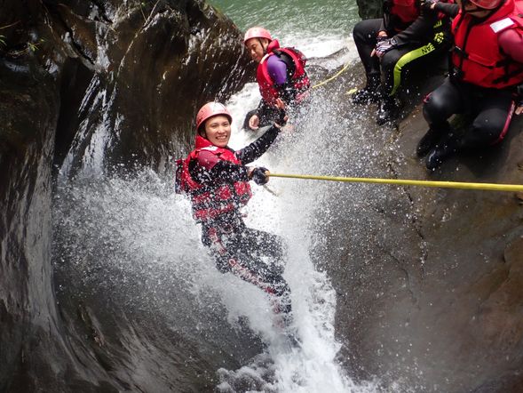 13:30回溯(垂降下深潭),抵達起溯點約15:00~16:00