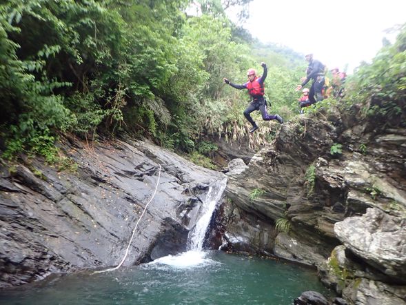 下溪谷(困難地形都有教練協助)攀瀑、滑瀑、跳水、深潭泳渡