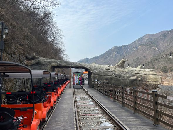 目前是韓國最大的鐵道自行車路線。若您想要與親朋好友擁有一個美好回憶,江村鐵道自行車 —極力推薦來韓國必玩行程之一。