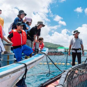 飼育員の解説・観察タイム。マンタやエイ、サメの自然の生態を見て感じて知りましょう♪