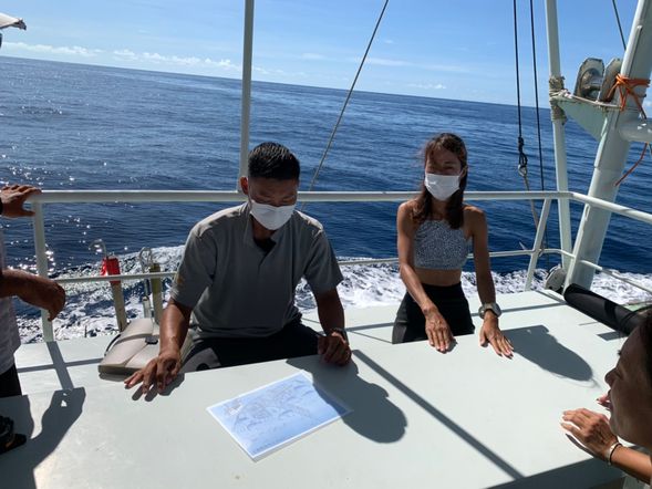 船の上で定置網のしくみややんばるの海についてレクチャー