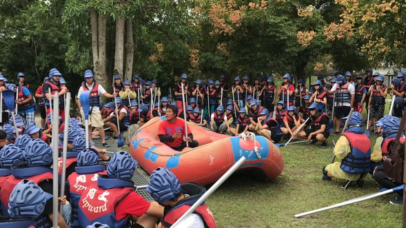 講解泛舟注意事項及裝備穿戴方法