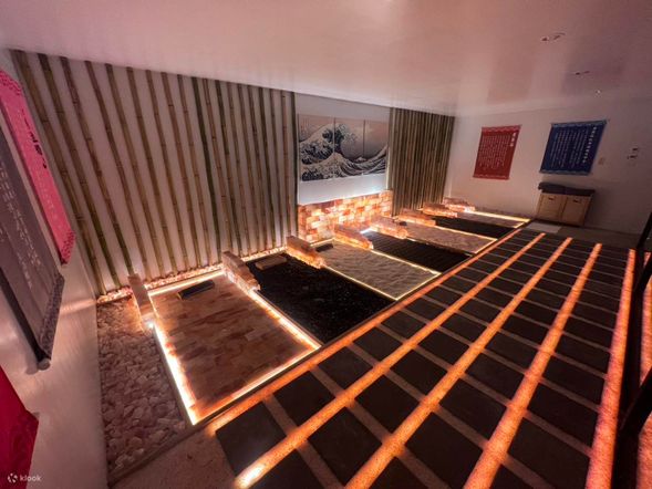 岩盤浴
岩盤浴是利用遠紅外線溫和地加熱身體,從內部溫熱,達到舒壓發汗的效果