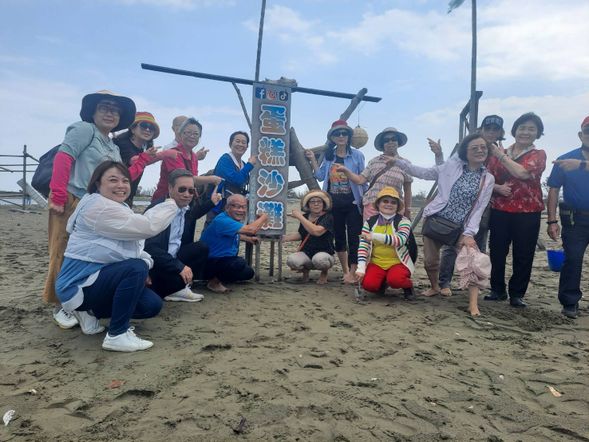 在布袋海上巴士上進行蛋糕沙灘體驗,包含海上蚵田養殖法介紹、布袋海廢鞦韆《築夢網》網美拍照打卡