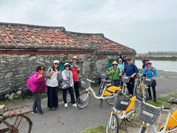 由在地導覽專家進行環境解說約1小時(包括井仔腳社區及鹽田介紹體驗,或搭配租借YouBike導覽夕塩段單車步道生態)