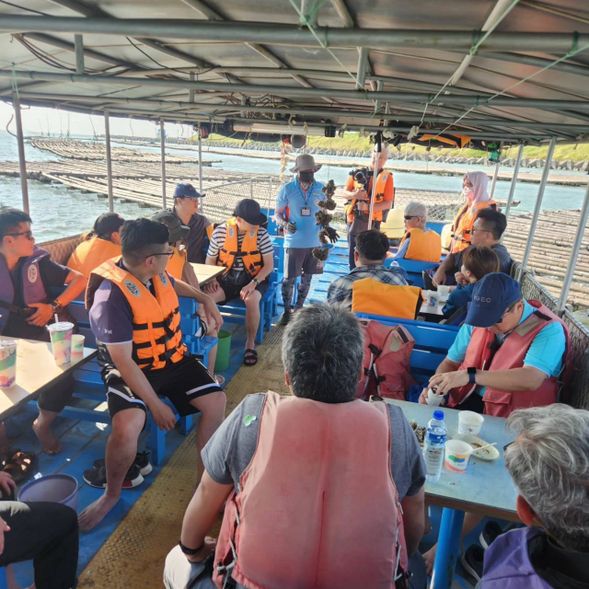 船上品嚐當地魚丸,進行有獎徵答