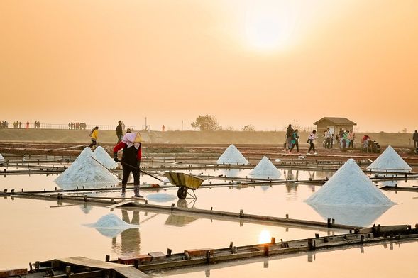井仔腳瓦盤鹽田-全台最美的夕陽必去之處,最古老的復育鹽田,夕陽搭配雪白鹽絕佳美景