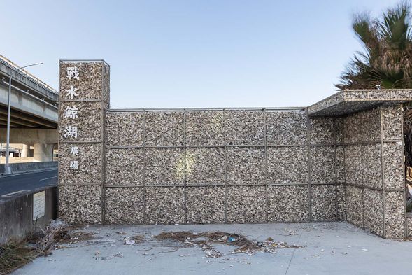 由7件藝術創作品散佈在中正路上,以及在地22家店家響應改造,搖身一變展現具金湖在地性又融合傳統與時尚感的新樣貌,這些藝術作品和投入計畫的店家以中正路為軸,串起整個聚落的觀光旅遊量能。