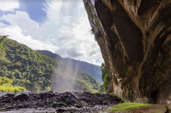 草嶺-舊名番坪坑,地形略呈盆地狀,溪流綿延其間,呈現各具風格的天然景色