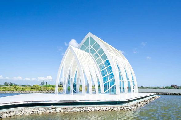 搭乘台灣好行-西濱快線至水晶教堂站,旅客可於水晶教堂站用餐,並參觀周邊景點,如錢來也商店、北門遊客中心、或騎乘YOUBIKE至井仔腳鹽田(建議行程,旅客可自行安排)