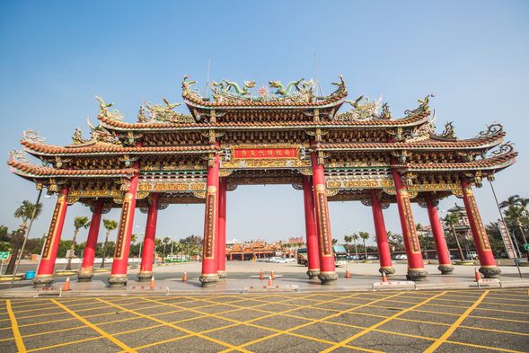 搭乘西濱快線前往南鯤鯓代天府,參訪臺灣香火鼎盛的廟宇之一,也是全臺最古老的五府千歲的信仰中心祈求平安(建議行程,旅客可自由安排)