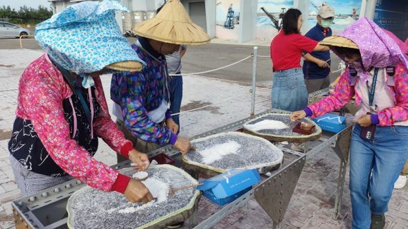 在七股鹽山親手操作曬鹽、收鹽體驗,以及諾鹽罐DIY,完成後可帶回家收藏