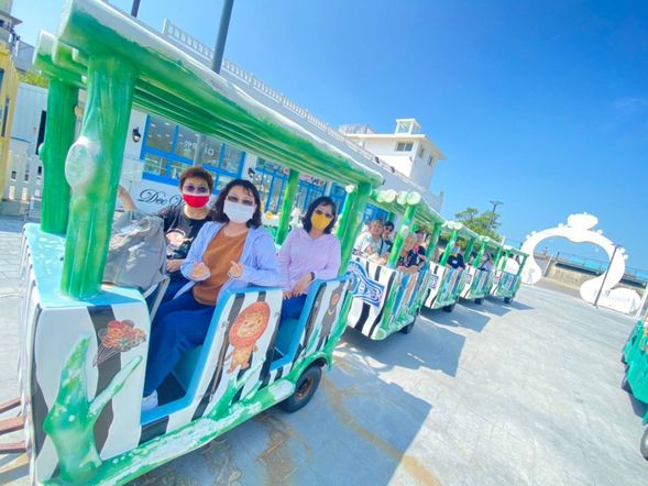 乘坐高跟鞋教堂遊園列車遊覽園區